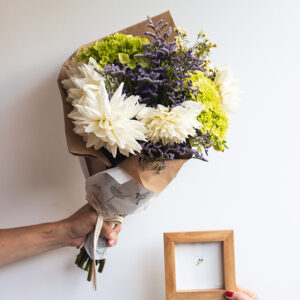 Arte Miniatura y ramo flores frescas grande
