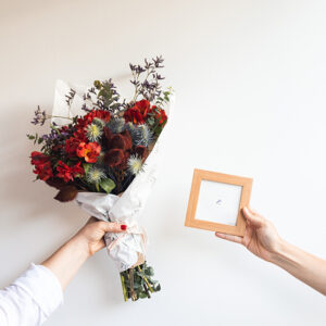 Arte Miniatura y ramo flores frescas chico